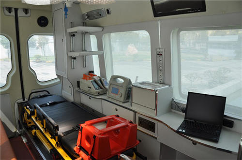 理塘县救护车内部